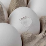 Яйце з тріщинами в упаковці? Ось, коли його можна їсти, а коли викидати.