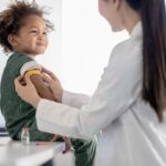 Група педіатрів сперечається з CDC щодо того, чи потрібен Маленьким дітям COVID