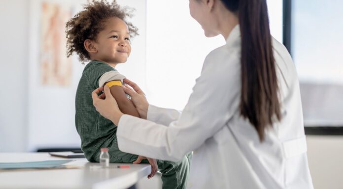 Група педіатрів сперечається з CDC щодо того, чи потрібен Маленьким дітям COVID