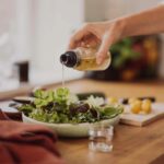 7 найкорисніших заправок для салатів, які не псують смак