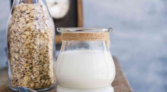 4 Переваги вівсяного молока, а також його поживність та ризики
