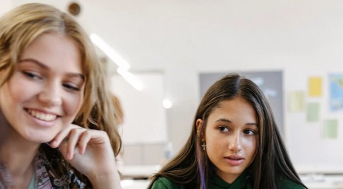 Як поговорити з дітьми про тиск з боку однолітків (і чому це важливо) – спокійний блог