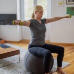 Повне силове тренування: 20-хвилинна програма з гантелями сидячи