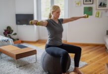 Повне силове тренування: 20-хвилинна програма з гантелями сидячи