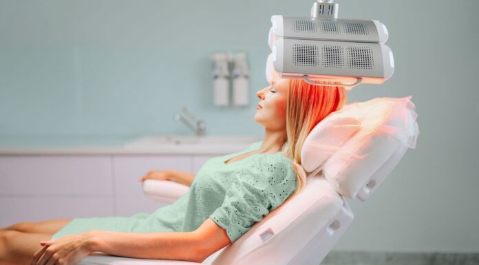 Терапія червоним світлом проти випадіння волосся: що говорить наука