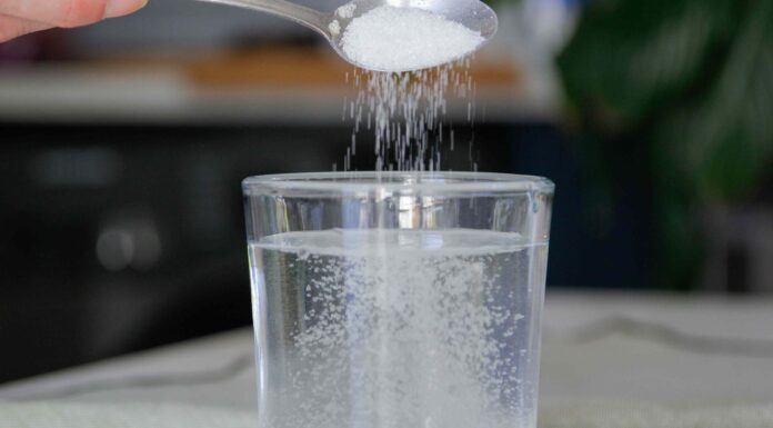 Сіль у ранковій воді: що говорить наука