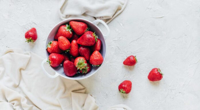 Як очистити полуницю: 3 кроки для миття полуниці