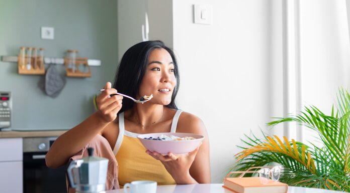 Емоційна усвідомленість, а не регуляція, може бути ключем до здорового харчування