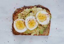 Продукти, що викликають набряк ніг: що потрібно знати