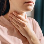 Розуміння хронічного болю в горлі: причини, тривожні ознаки та способи полегшення