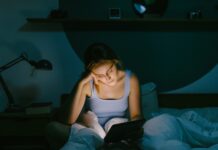 La brillante luz del atardecer está envejeciendo tus ojos más rápido